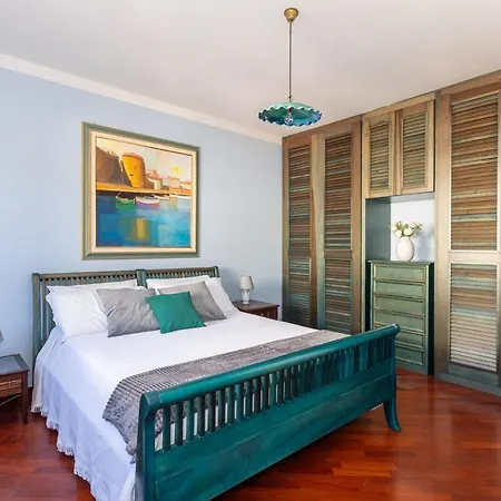 Ray - Front Row Beachfront With Garden *