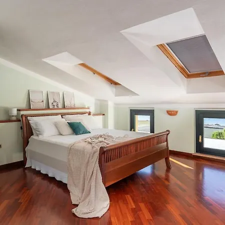 Ray - Front Row Beachfront With Garden *