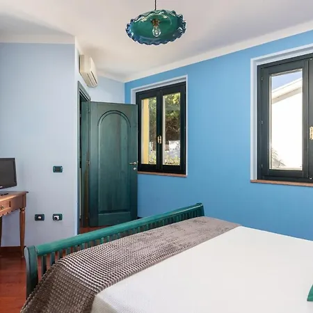 Ray - Front Row Beachfront With Garden Apartamento