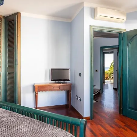 Ray - Front Row Beachfront With Garden Torre Grande