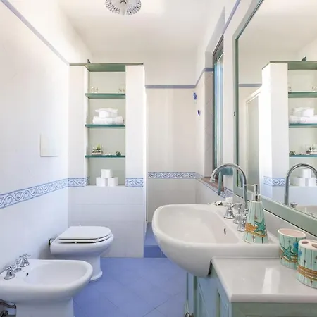 Ray - Front Row Beachfront With Garden *