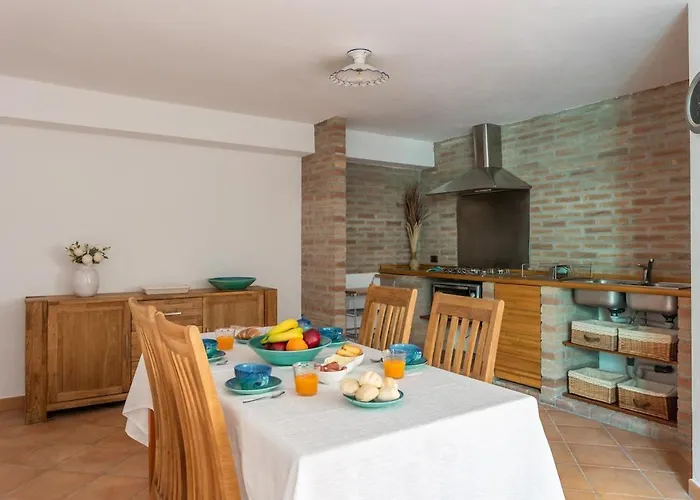 Ray - Front Row Beachfront With Garden *