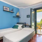 Apartman Ray - Front Row Beachfront With Garden