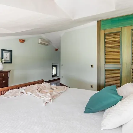 Ray - Front Row Beachfront With Garden *