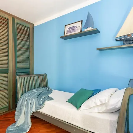 Ray - Front Row Beachfront With Garden