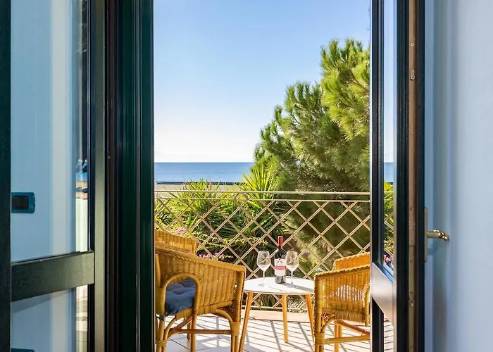 Ray - Front Row Beachfront With Garden Appartamento Torre Grande