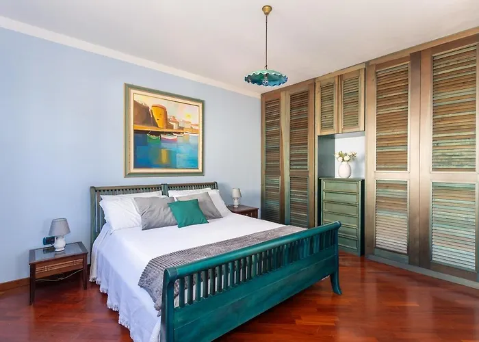 Ray - Front Row Beachfront With Garden *